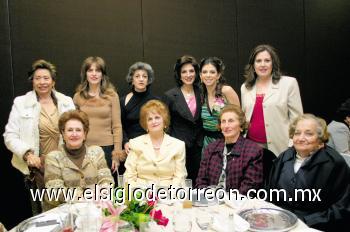 La novia junto a Miriam B. de Batarse, Hilda Kawas de Zarzar, Rosa T. de Murra, Rosa