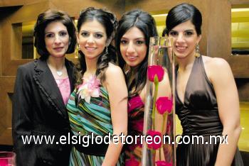 La novia junto a las organizadoras Blanca Zablah de Giacomán, Lizeth Giacomán de García y Cristina Giacomán Zablah.