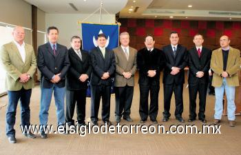 NUEVA MESA DIRECTIVA
Presidente entrante, Fernando Marroquín Lavín, Secretario, Enrique Menéndez Barroso, Tesorero, Jorge Cepeda Ruvalcaba, Vocales, Alberto Allegre del Cueto, Eduardo Diez Bracho, Alberto Madero Acuña, Andrés Sotomayor Reyes, Javier Amarante Zertuche y Roberto García Guerrero, así como el presidente saliente, José Villarreal Zambrano.