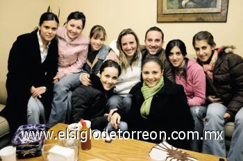 FESTEJA SU CUMPLEAÑOS
Sofía Sarmiento Rodríguez, Marcela Enríquez Ramos, Roberta Maldonado de Orrín, la festejada, Jorge Fernández Lorda, Alejandra y Margarita Sánchez-Gavito Fajer, Nora Lucía González Ochoa y Beatriz Fernández Lorda.