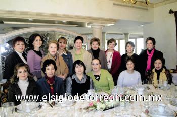 LINDO FESTEJO
La festejada junto a Pato Tobías, Susana y Adelina Rodríguez, Ana Laura Villarrreal, Martha Rodríguez, Ana Rodríguez de Garza, Nina Díaz Rivera, Rosa Medina, Myriam Pérez, Gilda Urbina, Coco Ríos, Carmen Madero, Mussy Urow y Pala López.