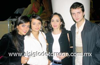 DISFRUTANDO DE LA CAMERATA DE COAHUILA
Eva Sofía y Bárbara Gurza Nahle, María Eva Nahle y Javier Gurza Nahle.