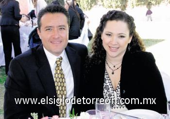Humberto Flores San Román y Alejandra Jáuregui de Flores.