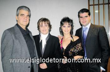 Ángel Sobrino, Ma. Esther de Sobrino, Cristy Algara y Jesús Sobrino.