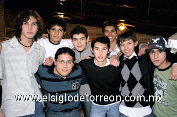 El festejado junto a sus amigos Iram, Andrés, Rubén, Julio, José Daniel, Palmita y Carlos.