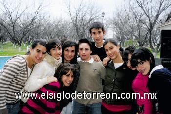 Andrea, Marcelo, Daniela, María, Luisa, Ale, Elva, Cecy y Ana Cris junto al festejado.