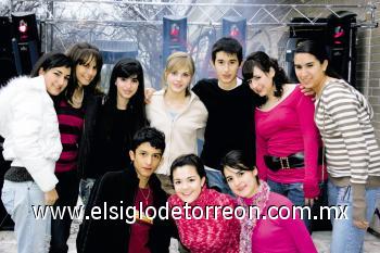 El festejado junto a Ceci, Daniela, Elva, Ana Cris, Lety, Ale, Luisa, María, Natalia, Rosy y Toño.