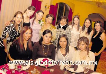 La anfitriona Julieta Marín de Mesta con la futura novia, en compañía de un grupo de amigas.