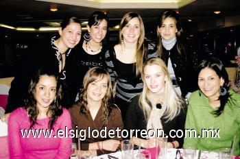 Susana Garza de Del Bosque, Julia Peña Payán, Luz María Herrera de Nahle, Daniela Natera Canedo, Marisú del Bosque Martínez, Karla Villarreal de Salazar y Paty García de Ibarra acompañando a la futura mamá.