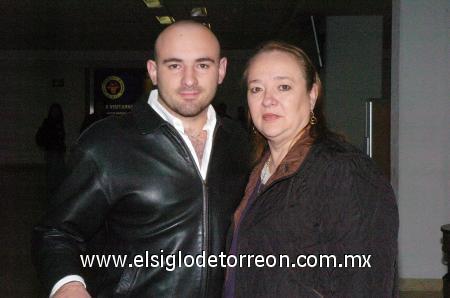 03022007 
 Salvador Jalife viajó al DF, lo despidió Nancy de Jalife