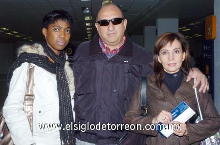03022007 
 Yamira Rivero, Francisco y Pilar Arrañaga viajaron a Cancún