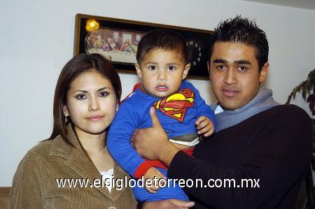 03022007 
 Uriel Hernández Flores fue festejado por sus papás César Arturo Hernández Luévanos y Brenda Lizeth Flores Medina, al cumplir dos añitos de edad