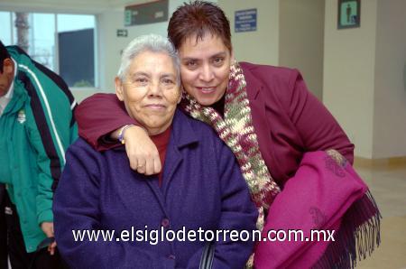 04022007 
Estela García y Teresa González viajaron a Los Ángeles.