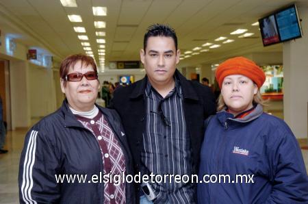 04022007 
Raymundo Leyva viajó a Los Ángeles, lo despidieron Graciela y Ángeles.