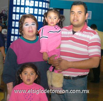 07022007
Juana López, Pedro Ramos, Martha y Melanie Ramos.