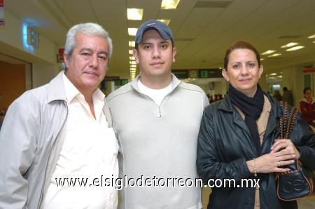 05022007
Freddy y María Elena Sánchez viajaron a Ecuador, los despidió Freddy J. Sánchez.