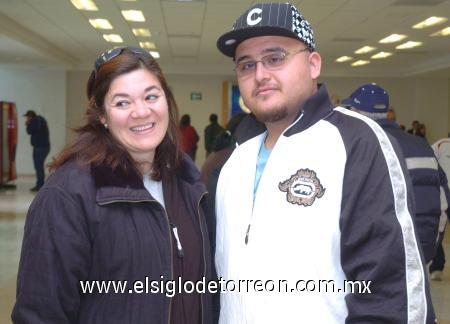 05022007
Gustavo Ramírez viajó a Chicago, lo despidió Carmen Barraza.