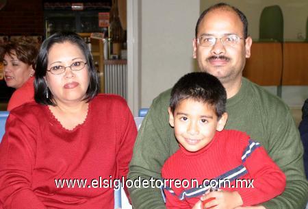 06022007
Silvia Romero, Miguel y José Luis Vaca viajaron a Juárez.