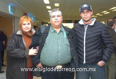 07022007
Carlos Ugarte viajó a Los Mochis, lo despidieron Alicia y Carlos Ugarte.