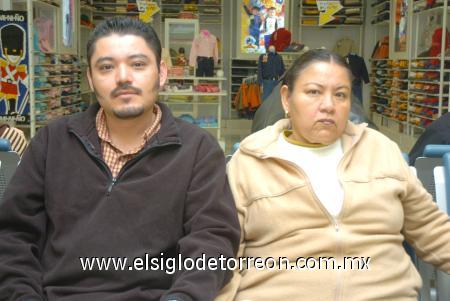 07022007
Jesús Lozano viajó a Tijuana, lo despidió Estela Moreno.