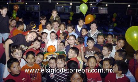 04022007 
Ángel Emmanuel Gutiérrez Izquierdo, rodeado de familiares y amigos del colegio que lo acompañaron en su fiesta de cumpleaños.