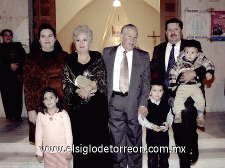04022007 
C.P. Salomón Martínez Guerrero y Lupita Cárdenas de Martínez festejaron recientemente 50 años de casados, celebraron junto a sus hijos.