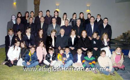 04022007 
Don Rodolfo Veyán Rueda y doña Aurora H. de Veyán celebraron sus Bodas de Oro en compañía de sus hijos,sus hijos políticos, nietos y bisnietos.