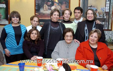 04022007 
Estelita Mesta Acosta, captada en la fiesta que se le ofreció con motivo de su cumpleaños, acompañada por un grupo de amistades.