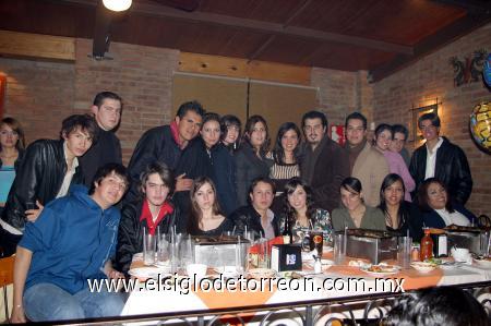 04022007 
Para festejar el cumpleaños de Humberto García, su novia y amigos se reunieron en conocido restaurante.