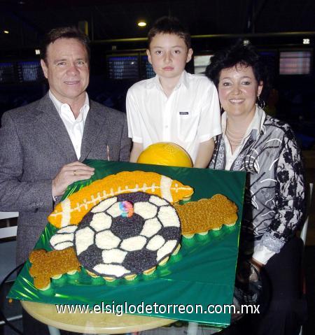 04022007 
Ángel con sus padres, Óscar Gutiérrez del Bosque y y Norma Izquierdo de Del Bosque.
