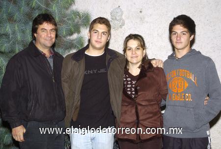05022007
Enrique junto a sus padres, Enrique Gilio y Magdalena de Gilio y su hermano Alberto.