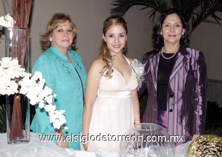 04022007 
Cristina Saldaña Beltrán disfrutó de una despedida de soltera que le organizaron su mamá, Elizabeth Beltrán y su futura suegra, Gaby de Ramírez.