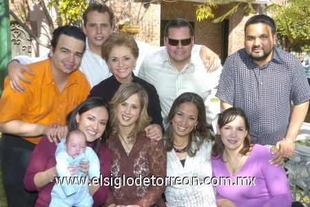 05022007
Doña Tere de Quintero junto a Dulce, Francisco y Paco Mijares, Lulú y Manuel Quintero, Sonia y Javier Quintero, Cecy y Antonio Rodríguez.