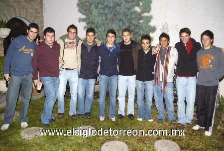05022007
Enrique con sus amigos Iñaki, Arturo, Marcos, Marcelo, Javier, Rafa, Karim, José y Beto.