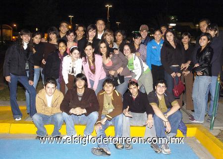 07022007
Evelyn González Gutiérrez festejó su cumpleaños, rodeada de sus amigos en conocido restaurante de la ciudad.
