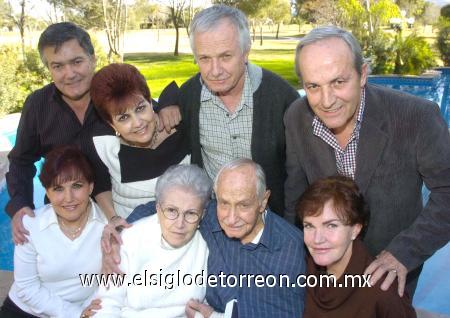07022007
Los novios junto a sus hijos Norma, Diana, René, Dora, Othón y Patricio.