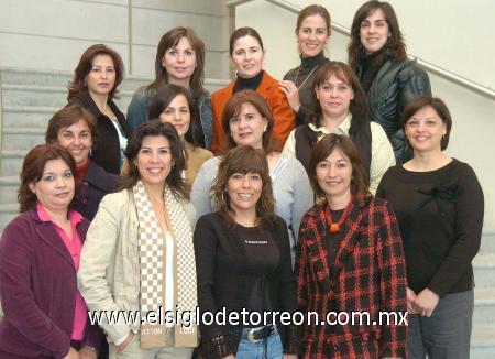 07022007
Rosa Cruz de Campa acompañada de sus amigas Lety, Mayoya, Ana, Mary Pily, Dora, Mayela, Angélica, Norma, Ivone, Cecy, Tere, Raquel y Gloria.