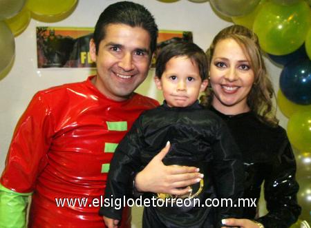 05022007
Mauro Antonio Solís Zúñiga fue festejado por sus papás, Mauro Antonio Solís y Dalia Vanesa Zúñiga, al cumplir tres añitos de edad.