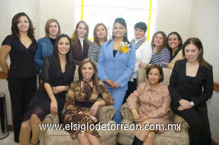 05022007
Yuridia Morales Vargas recibió muchas felicitaciones de parte de sus familiares y amigas, en la despedida que le ofrecieron por su próxima boda con Ángel del Valle.