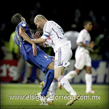 Primer premio en la categoría de Deportes de acción, concedido al holandés Peter Schols, de Dagblad de Limburger, en la que puede verse a Zidane en la final del pasado Mundial 2006.