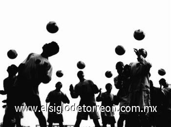Tercer premio en la categoría de 'Sports features singles' del fotógrafo Lorenzo Cicconi Massi.

La imagen muestra un grupo de jóvenes entrenando en la escuela deportiva Shichahai (Italia), y que ha sido reconocida en este concurso.