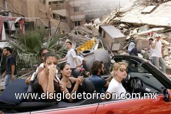El fotógrafo estadounidense Spencer Platt fue proclamado ganador del 'World Press Photo 2006' en la categoría de Foto del Año gracias a una instantánea sobre los destrozos que la guerra del Líbano del pasado verano causó en Beirut.

La imagen de Platt, que trabaja para la agencia Getty Images, data del pasado 15 de agosto, primer día del alto el fuego entre Israel y la milicia Jezbolá, y muestra a unos jóvenes libaneses paseando en un descapotable rojo entre las ruinas de la ciudad.

El primer premio, dotado con diez mil euros, será entregado en una ceremonia en Amsterdam el próximo 22 de abril