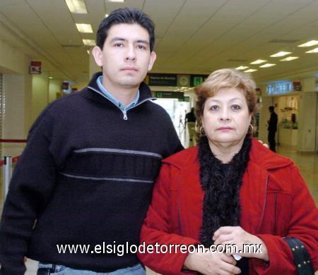 09022007 
Jorge Salazar viajó a Guadalajara, lo despidió Consuelo Gutiérrez.