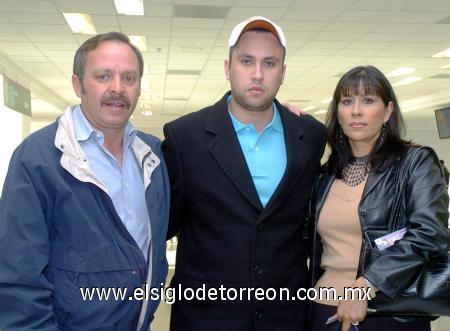 09022007 
Hassan Nahle viajó a París, lo despidieron Sergio y Maricarmen Nahle.