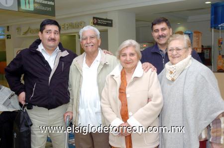 09022007 
Manuel, Alejandro, Manuel, Esperanza y Josefina viajaron a Puebla.