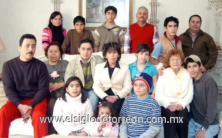 09022007 
Sergio Omar Arellano Elizondo acompañado de toda su familia, que lo despidió por su próximo viaje a San Sebastián, España.