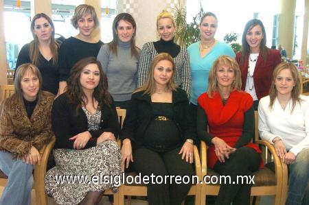 08022007
Claudia Reyes, Mimi Llamas, Adriana Ortega, Gina González, Carola Villalpando, Sandra Montoya, Nancy de González, Roxana de Chapa, Lourdes de G. y Karime Jalife felicitaron a la futura mamá en su fiesta de canastilla.