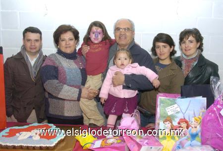 08022007
Maryfer González del Río fue festejada por sus padres Antonio y Martha González, sus abuelos Antonio y Martha del Río, su hermana Andrea y su tía, al cumplir cinco años de edad.