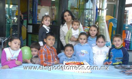 08022007
Muchos regalos recibió el pequeño Roy Alejandro Arias Muñoz, en la fiesta que le ofrecieron por su cuarto cumpleaños sus padres, Julio y Mayra Arias y sus hermanos Julio y Maylín.