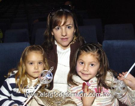 08022007
Pity Orduña acompañada de Ana Cris Orduña y Ana Paula Gilio.